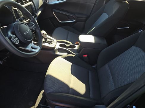 Used 2025 Kia Soul LX FWD image 3