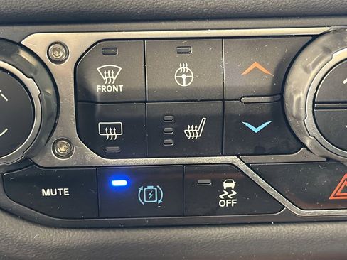 Used 2025 Jeep Wrangler Unlimited Sahara AWD/4WD image 21