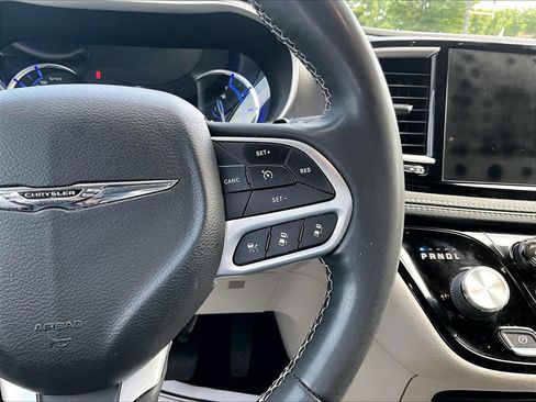 Used 2022 Chrysler Pacifica Touring-L FWD image 18