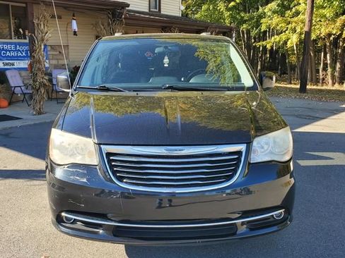 Used 2011 Chrysler Town & Country Touring FWD image 9