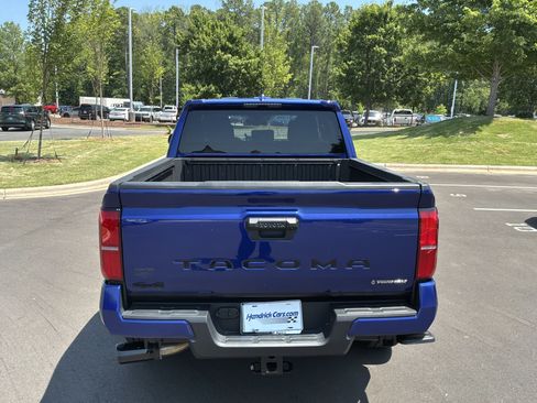 Used 2025 Toyota Tacoma TRD Sport AWD/4WD image 9