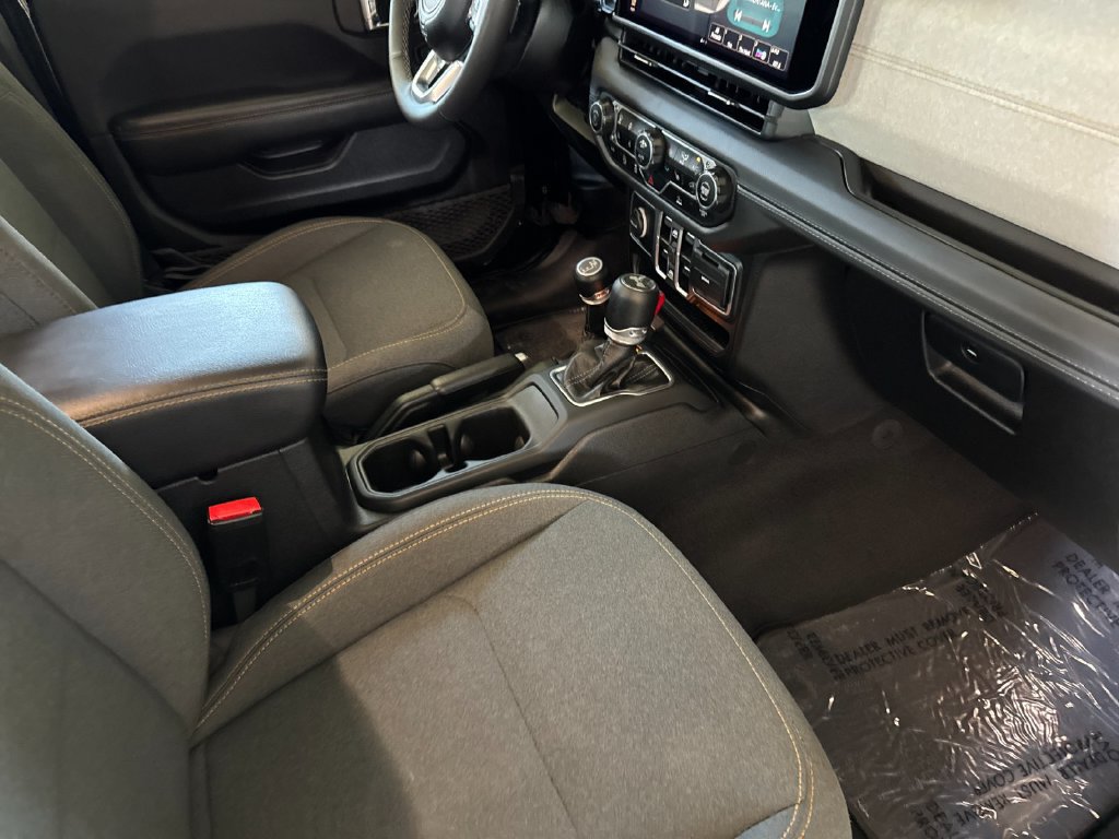 Used 2025 Jeep Wrangler Unlimited Sahara AWD/4WD image 15