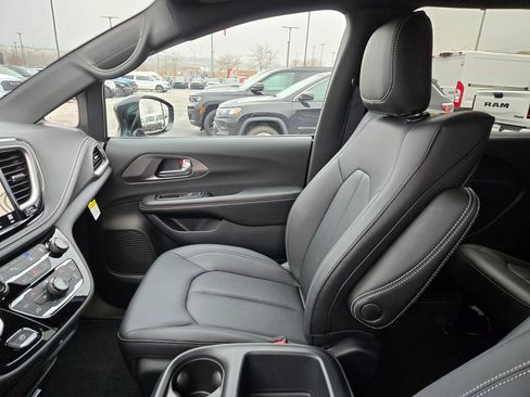 New 2026 Chrysler Pacifica Select AWD/4WD image 23
