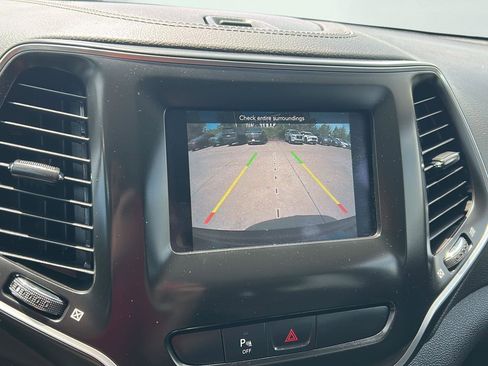 Used 2019 Jeep Cherokee Latitude Plus AWD/4WD image 9