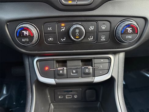 Used 2023 GMC Terrain SLT image 17