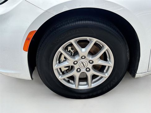 Used 2025 Chrysler Pacifica Select FWD image 32