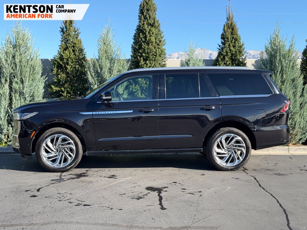 Used 2025 Lincoln Navigator Reserve AWD/4WD image 4