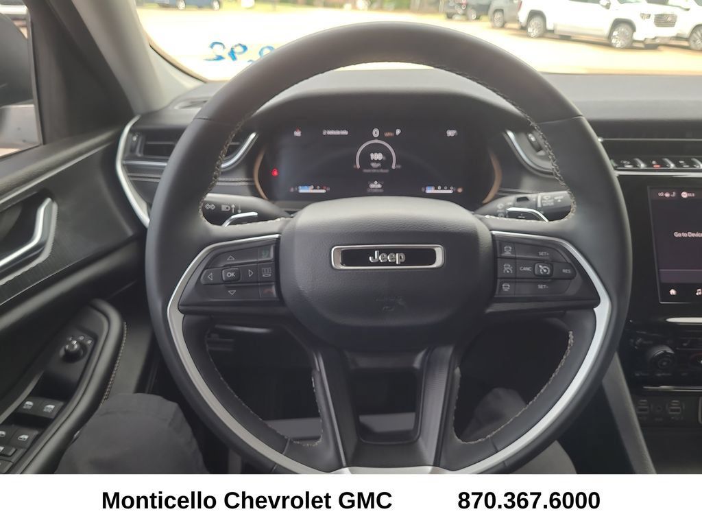 Used 2023 Jeep Grand Cherokee Laredo w/ Luxury Tech Group I AWD/4WD image 15