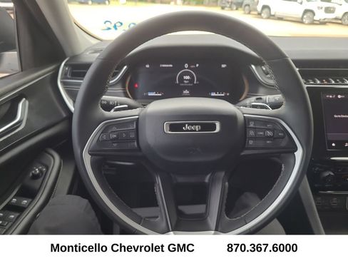 Used 2023 Jeep Grand Cherokee Laredo w/ Luxury Tech Group I AWD/4WD image 15