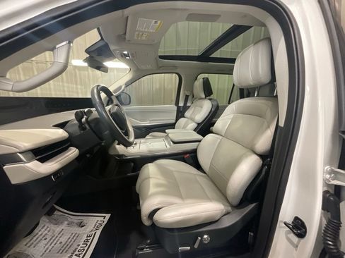 Used 2025 Lincoln Navigator L Reserve AWD/4WD image 8