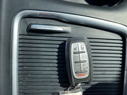 Used 2023 Chrysler Pacifica Touring-L image 31