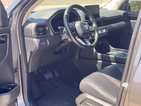 Used 2025 Honda Pilot Touring image 3
