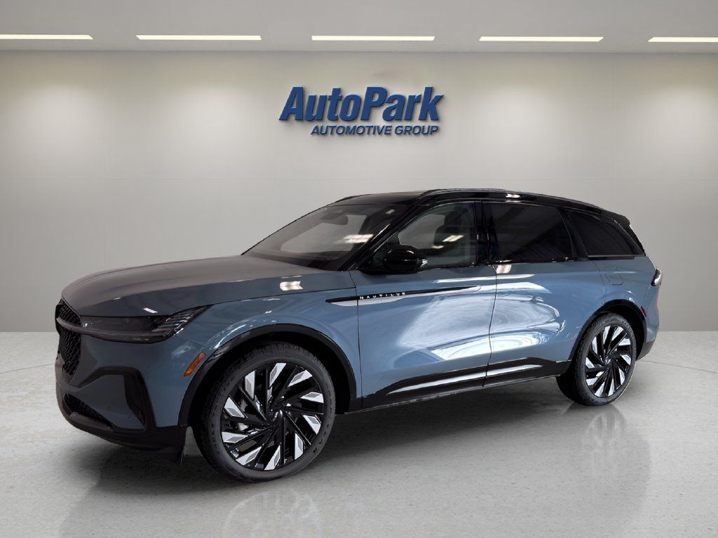 Used 2025 Lincoln Nautilus Reserve AWD/4WD image 3