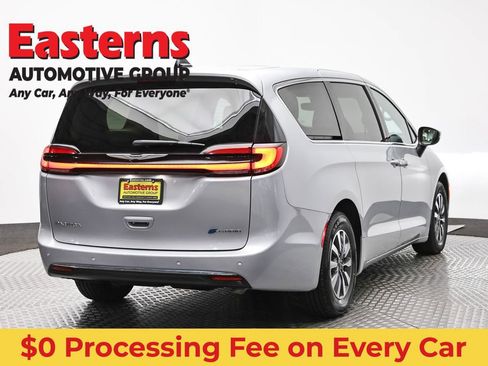 Used 2023 Chrysler Pacifica Touring-L FWD image 5