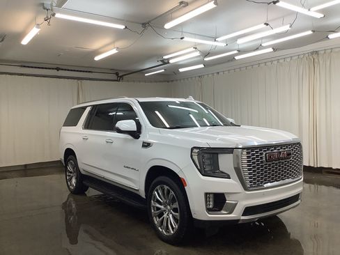 Used 2024 GMC Yukon XL Denali w/ Advanced Technology Package RWD image 3