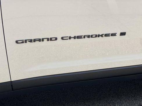 Used 2023 Jeep Grand Cherokee Limited AWD/4WD image 15