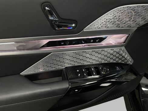 Certified 2023 BMW 760i xDrive w/ Executive Package image 33