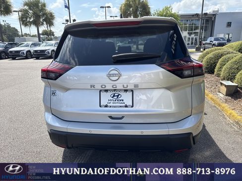 Used 2024 Nissan Rogue S FWD image 3