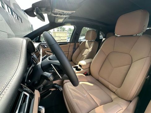 Certified 2025 Porsche Macan image 5