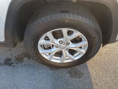 Used 2024 Jeep Grand Cherokee L Limited AWD/4WD image 43
