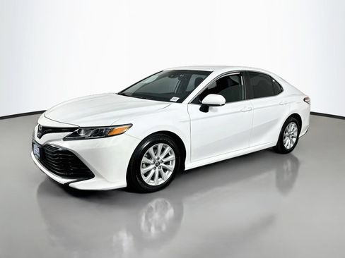 Used 2019 Toyota Camry LE FWD image 3