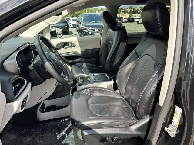 Used 2023 Chrysler Pacifica Touring-L FWD image 16