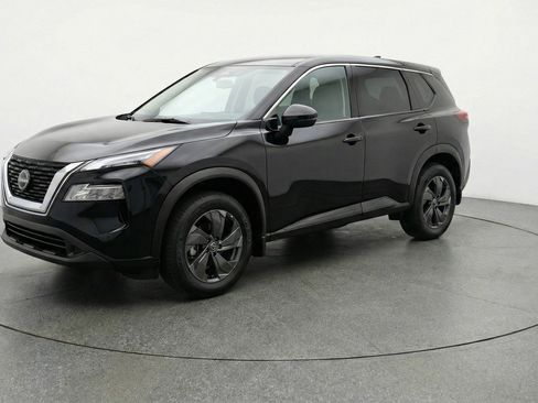Used 2025 Nissan Rogue SV image 3