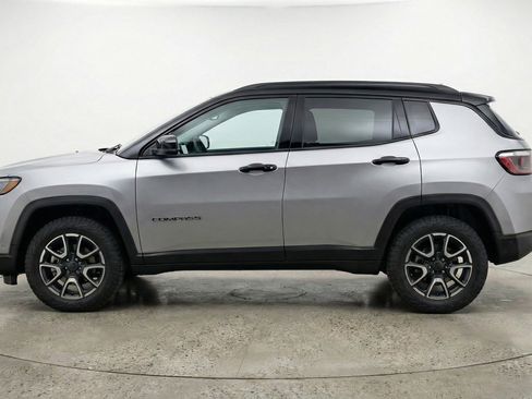 Used 2025 Jeep Compass Trailhawk AWD/4WD image 4