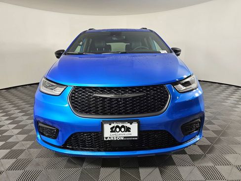 New 2026 Chrysler Pacifica Limited w/ Uconnect Theater Family Group image 9