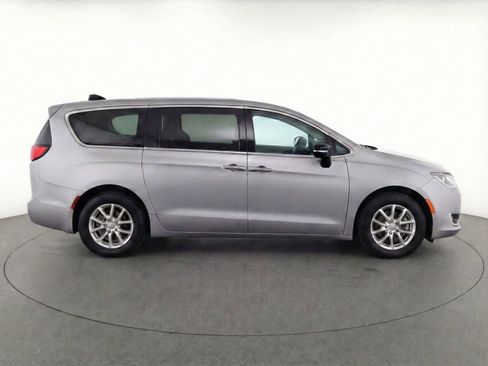 Used 2024 Chrysler Pacifica Touring-L image 8