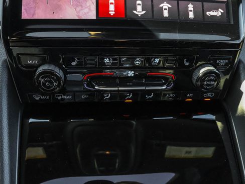 New 2025 Jeep Grand Cherokee Limited w/ Luxury Tech Group II image 23