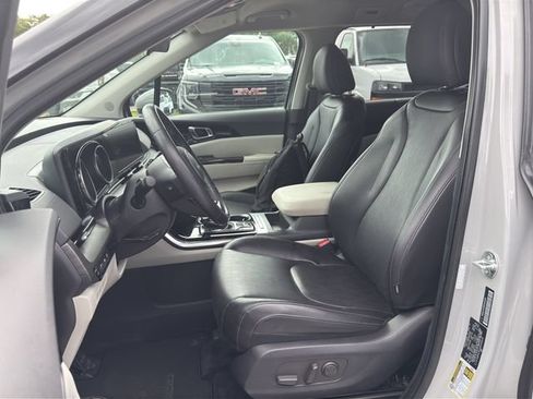 Used 2024 Kia Carnival EX FWD image 13