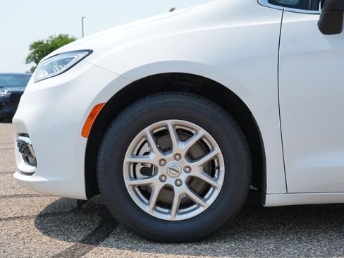 Used 2023 Chrysler Pacifica Touring-L FWD image 13