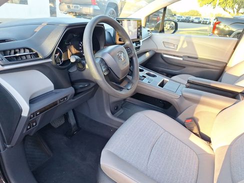 Used 2024 Toyota Sienna LE image 14