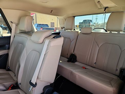 Used 2024 Ford Expedition Limited image 5