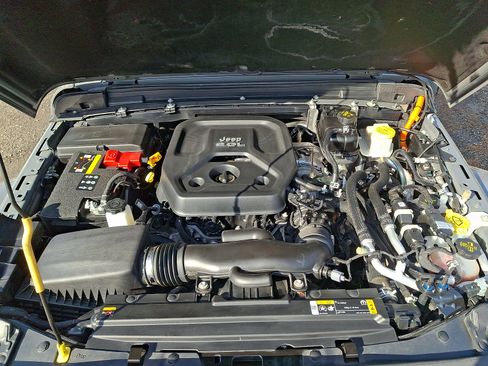 Used 2022 Jeep Wrangler Unlimited Sahara w/ Cold Weather Group image 28