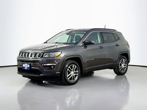 Used 2018 Jeep Compass Latitude w/ Safe & Security Group FWD image 3