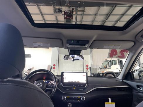 Used 2024 Nissan Altima 2.5 SV w/ SV Premium Package image 6