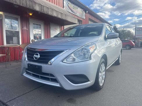 Used 2016 Nissan Versa SV image 3