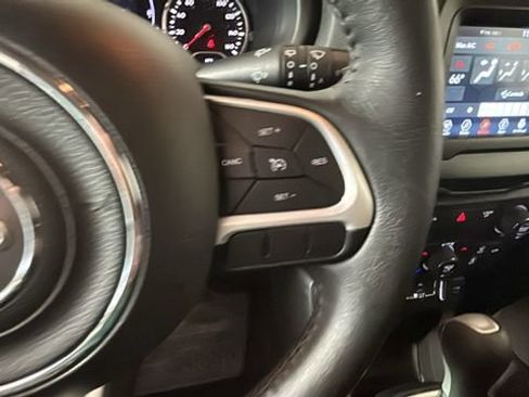Used 2020 Jeep Renegade Latitude w/ Cold Weather Group AWD/4WD image 17