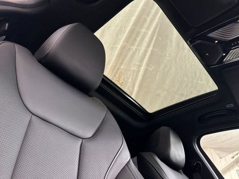 Used 2023 BMW 330i Sedan w/ Premium Package image 16