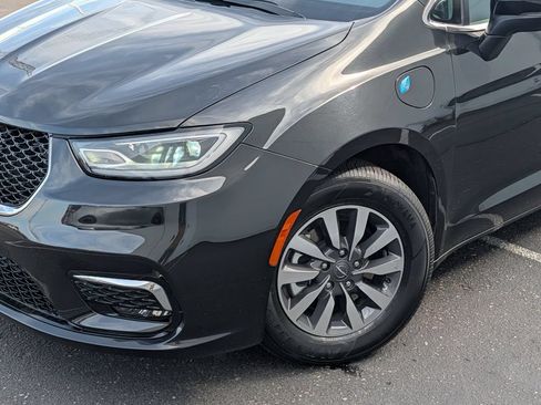 Used 2023 Chrysler Pacifica Touring-L FWD image 28