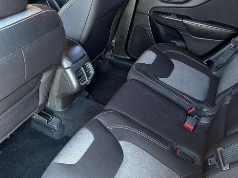 Used 2015 Jeep Cherokee Sport FWD image 14