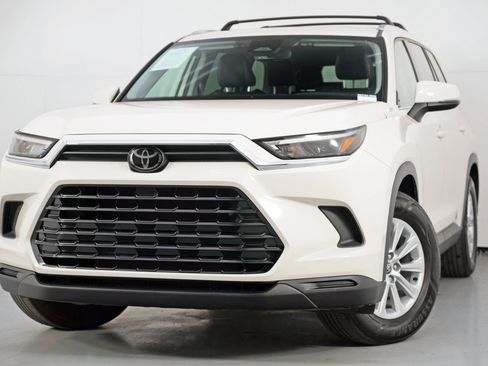 Used 2024 Toyota Grand Highlander XLE image 3