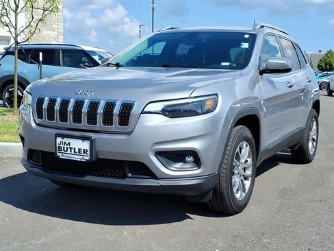 Used 2019 Jeep Cherokee Latitude Plus w/ Cold Weather Group AWD/4WD image 2