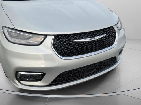 Used 2024 Chrysler Pacifica Touring-L image 11