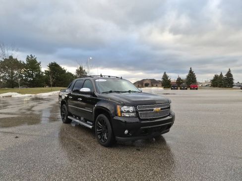 Used 2013 Chevrolet Avalanche LTZ image 3