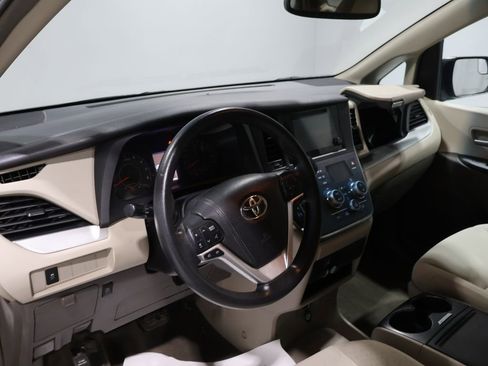 Used 2016 Toyota Sienna LE image 15