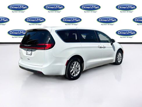 Used 2023 Chrysler Pacifica Touring-L FWD image 7