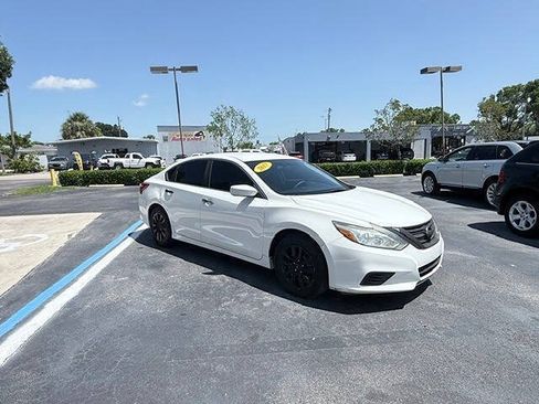 Used 2017 Nissan Altima 2.5 S w/ Power Driver Seat Package FWD image 2